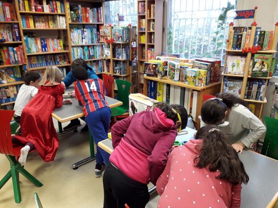 groupe d'enfants jouant dans la ludothèque